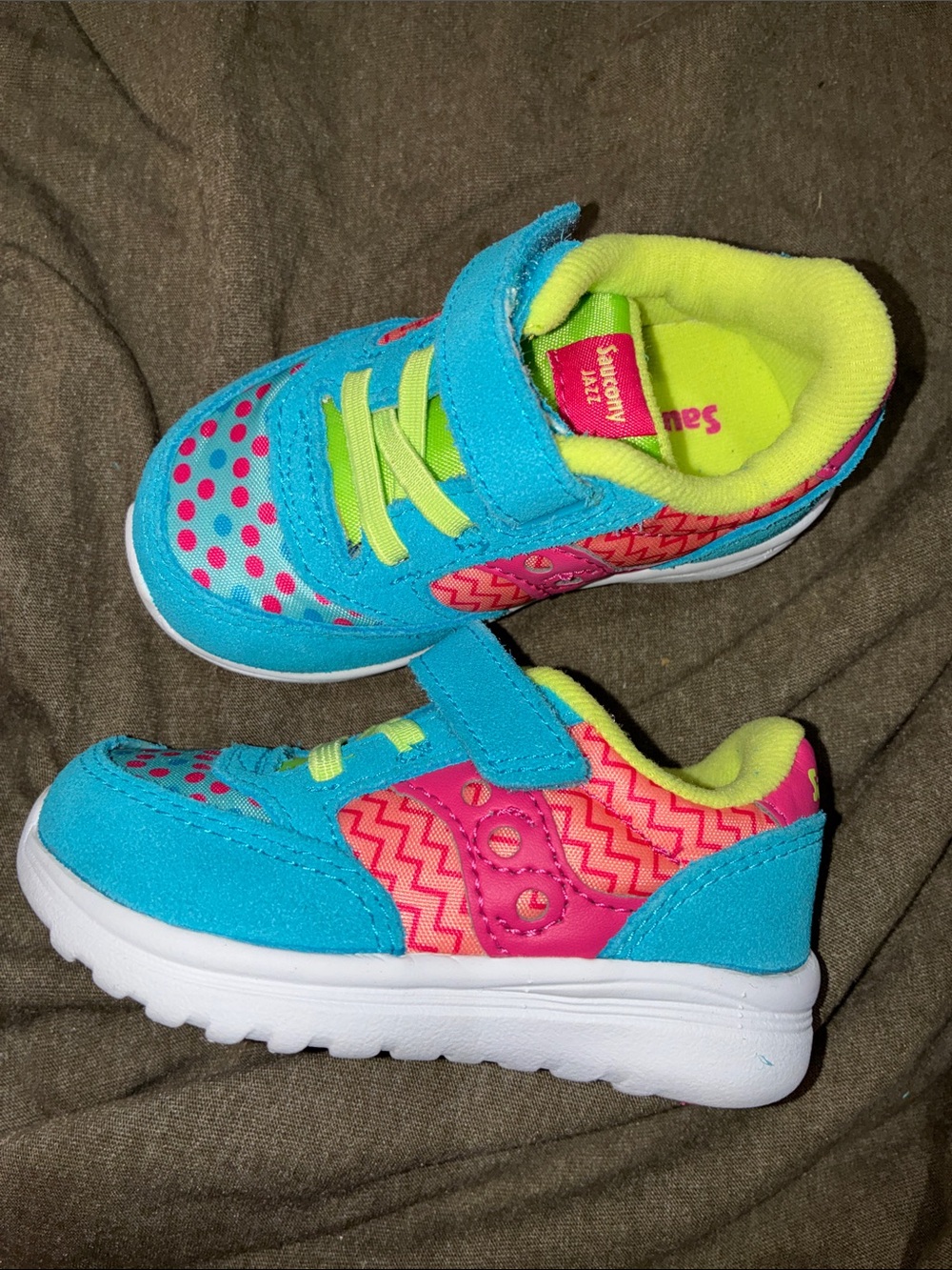 4️⃣ Saucony Kids Blue, Pink & Lime Velcro Sneaker